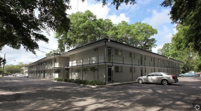 Building Photo - Updated Apartment - Move-In Special!