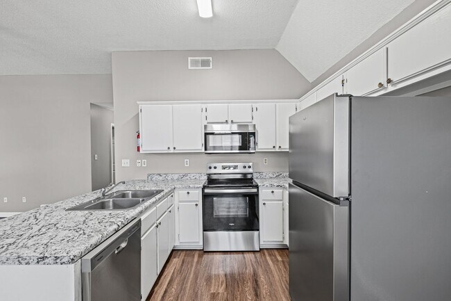 Building Photo - Newly Renovated Home