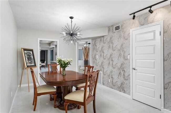 Building Photo - 2100 S 5th St