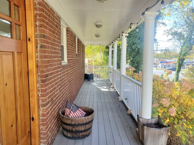 Foto del edificio - 2739 Woodley Pl