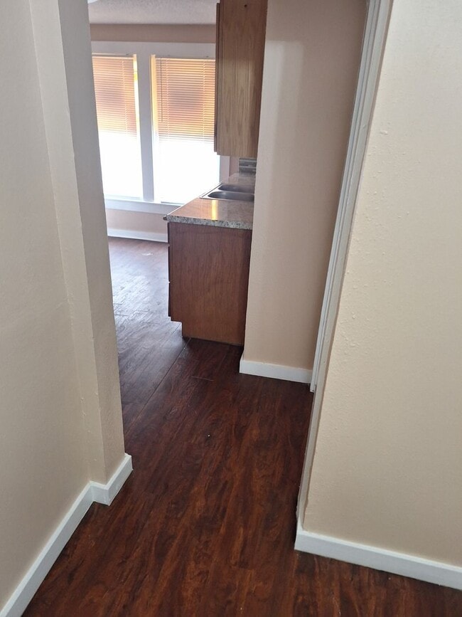 Building Photo - 2 bedroom, 1 bath