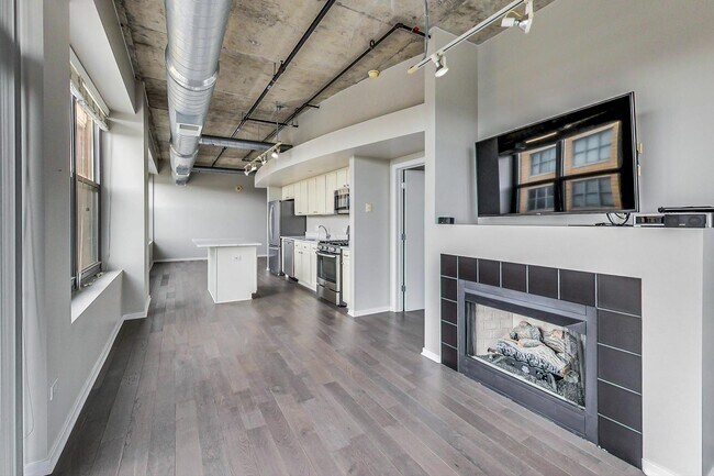 Building Photo - 933 W Van Buren St
