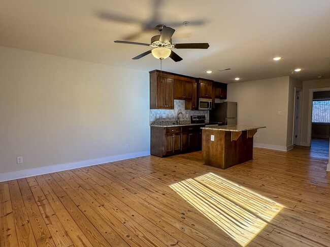 Building Photo - 106 N Main St