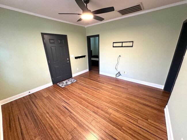 Building Photo - 2 Bedrooms, 1 Bathroom - House in Celanease!