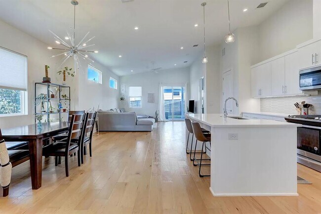 Foto del edificio - 7008 Zachary Dr