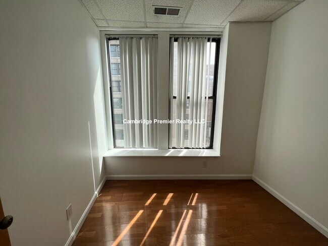 Building Photo - 72 Kneeland St