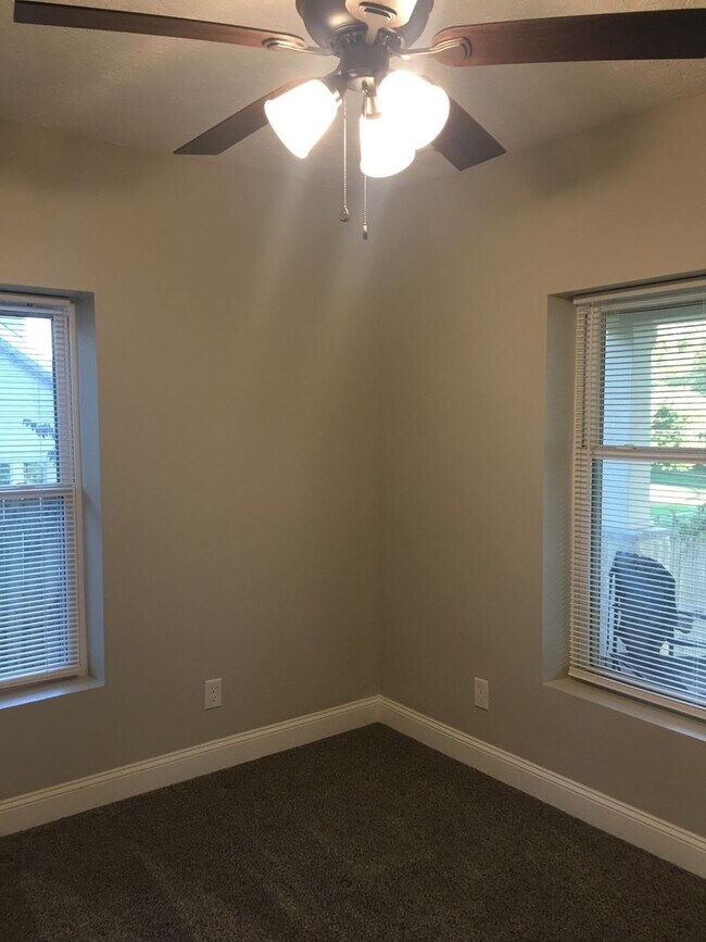 Building Photo - Three Bedroom Two Bath Home in the up and Coming Town of Hurricane