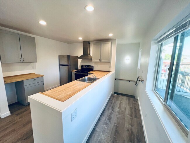 Foto del edificio - Almost new 3 bedroom, 3 bath Townhome