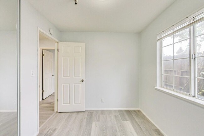 Building Photo - Quiet Oasis, 3bd/1ba Apartment Home Availa...