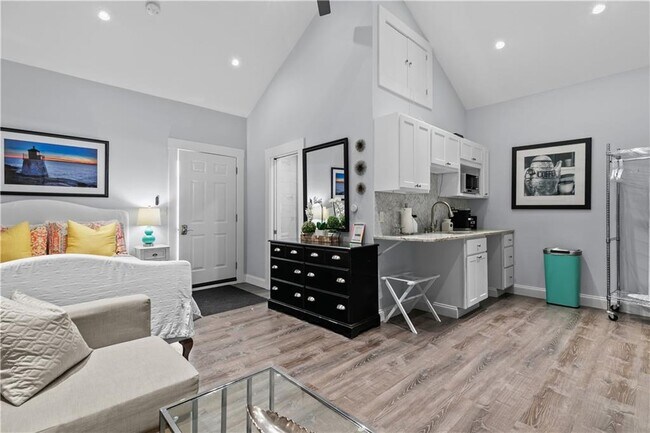 Building Photo - 137 W Main Rd