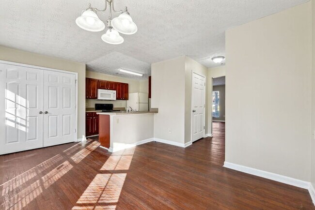 Foto del edificio - Charming Two-Story Townhome: Spacious Livi...