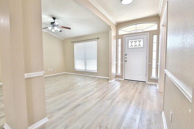 Foto del edificio - Move In Ready!