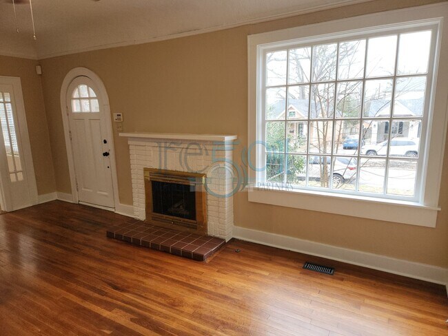 Building Photo - Addorable Newly Updated 3 Bedroom 2 Bathroom Hillcrest Cottage Minutes From UAMS!!!