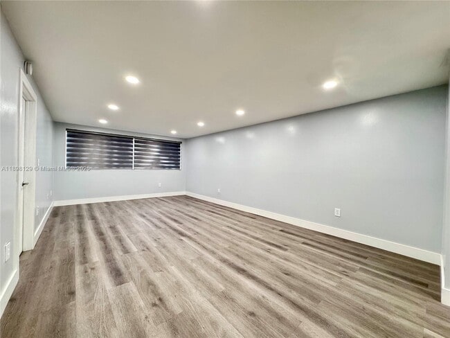 Foto del edificio - 6175 NW 186th St