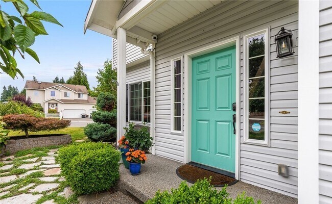 Building Photo - A Gorgeous Home with 4 Bed and 2.5 Bath