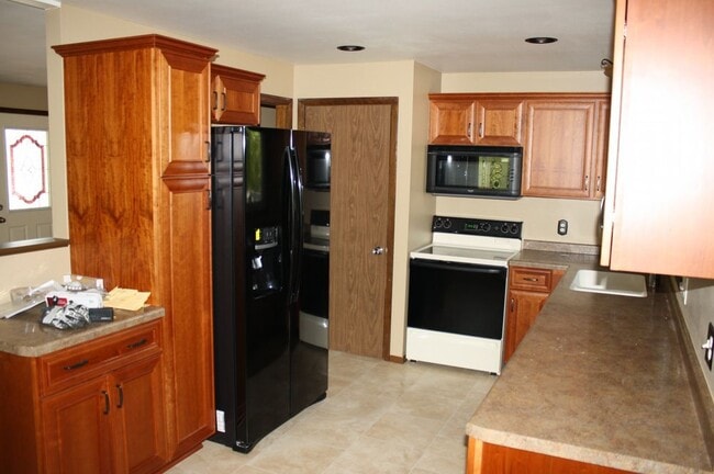 Building Photo - 3 Bedroom Home...Fenced in Yard