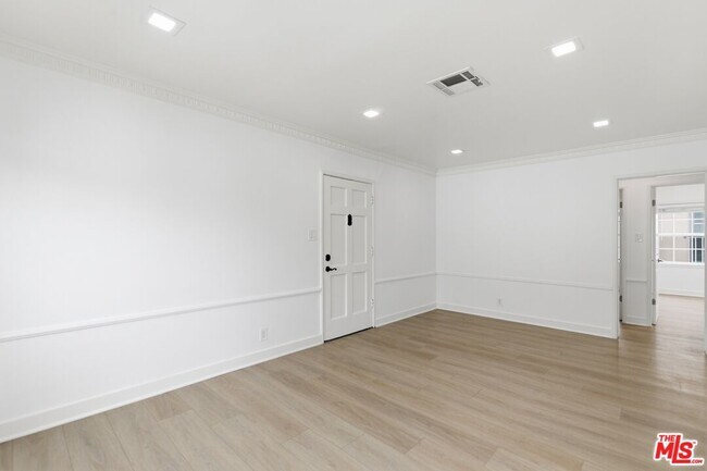 Foto del edificio - 8613 W Olympic Blvd