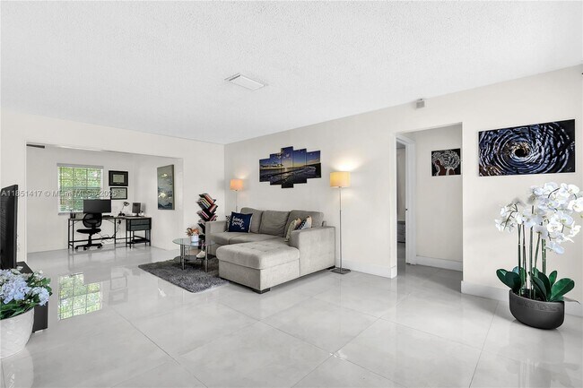 Foto del edificio - 6531 NW 24th Pl
