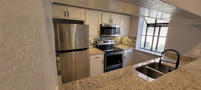 Foto del edificio - 1722 Crest Point Drive