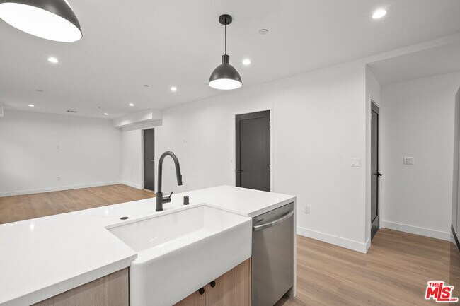 Foto del edificio - 1331 N June St