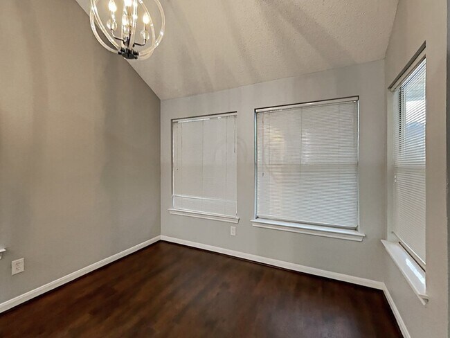 Foto del edificio - 16031 Hidden Acres Dr