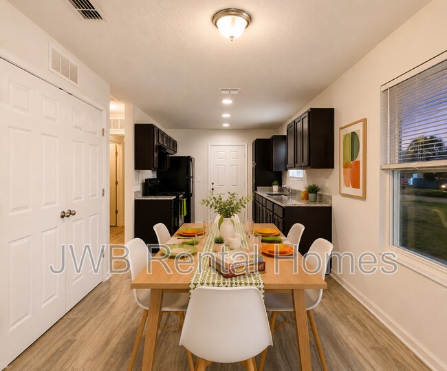 Building Photo - 1507 6th St W