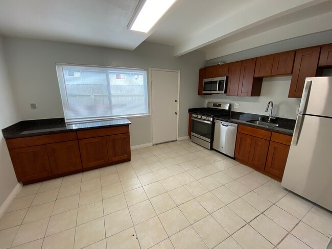 Building Photo - The Townhomes of Casa de Luna