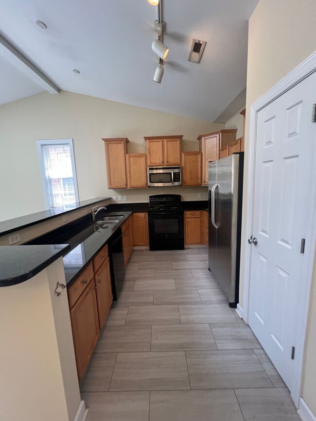 Building Photo - $1,000 OFF FIRST MONTHS RENT IF MOVE IN BY...