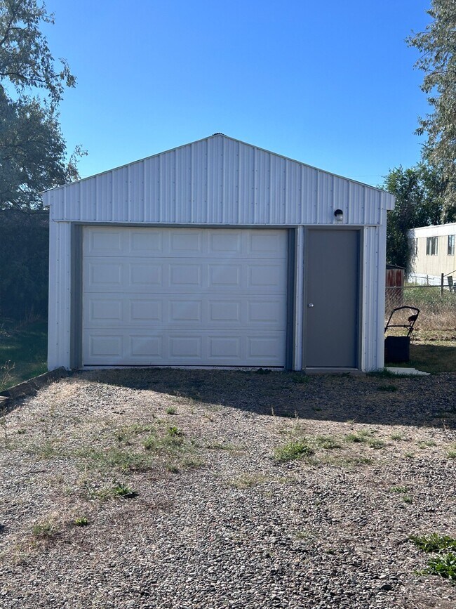 Building Photo - 2706 Topeka Dr