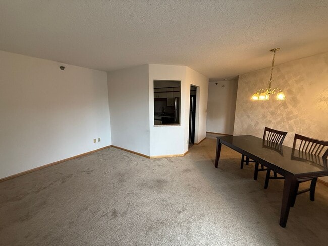 Building Photo - Condo DT Saint Paul 2 Bedroom 2 Bath-Enjoy sitting on a patio and enjoy the views