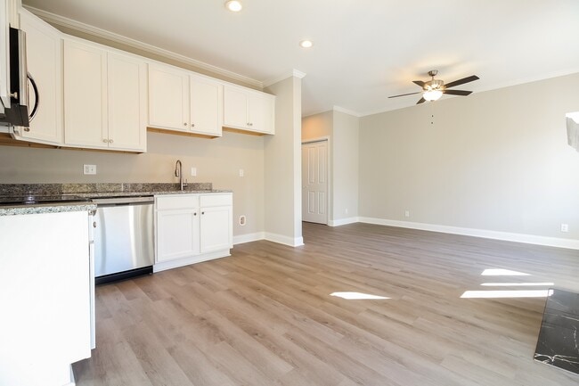 Building Photo - 150 N Church St