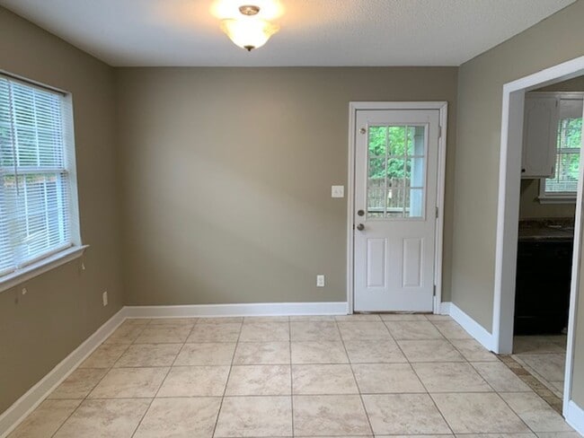 Building Photo - Updated 3BD/2B Home in Remerton