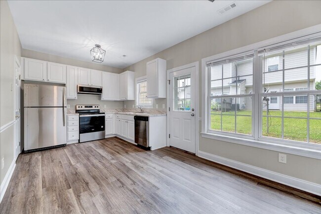 Foto del edificio - Updated 2 Bedroom Townhouse in Clayton