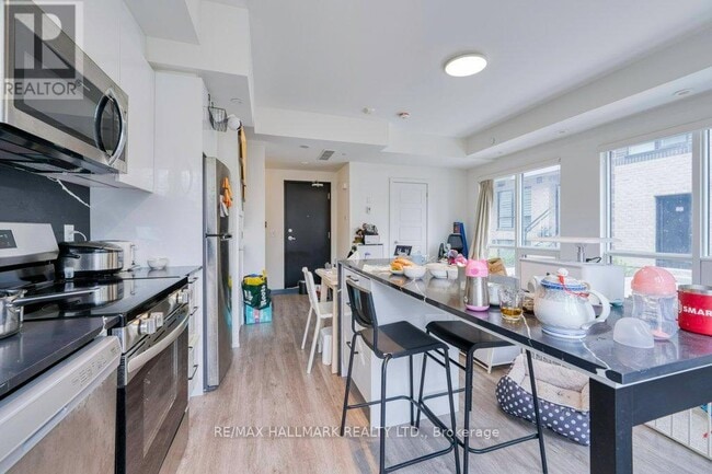 Building Photo - 861-861 Sheppard Ave W