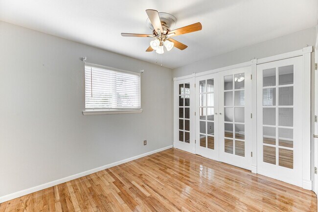 Building Photo - 320 E Clinton Pl