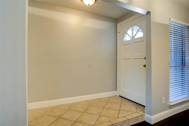 Building Photo - 5303 Linda Ln