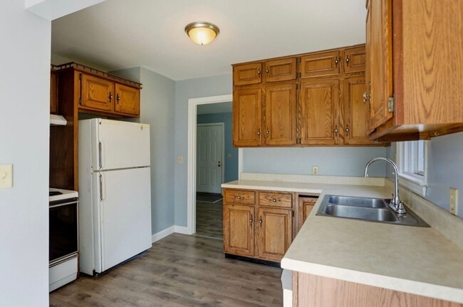 Building Photo - Cozy 2-Bedroom Home with Bonus Room & Fenced Yard!