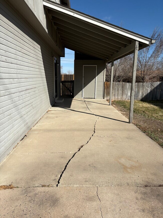 Building Photo - 422 S Fenton St