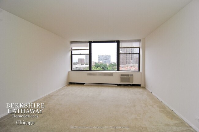 Building Photo - 555 W CORNELIA Avenue