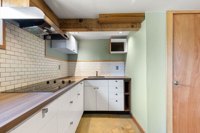 Building Photo - 1617 NE Couch St