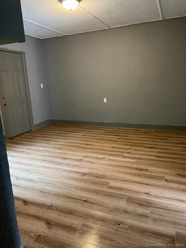 Building Photo - 2-8 S B St