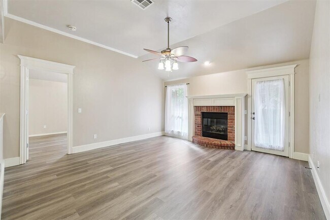 Foto del edificio - 16413 Village Green Dr