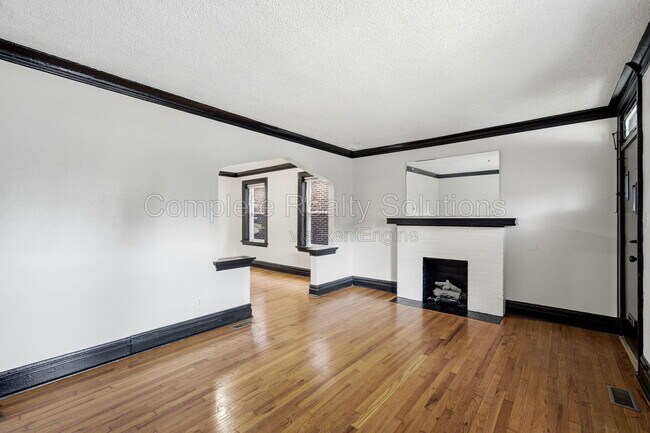 Foto del edificio - 5055 Lindenwood Ave