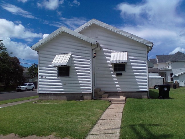 Building Photo - 301 Kenilworth St