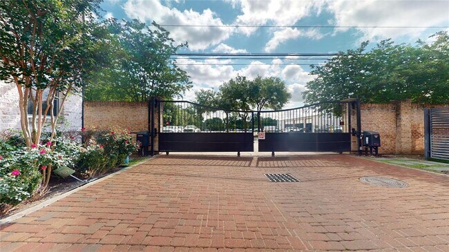 Building Photo - 10902 Grove Tree Ln