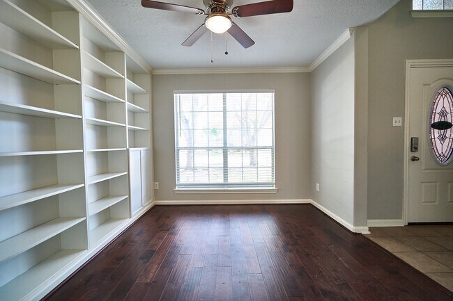 Building Photo - 4204 Seminole Dr
