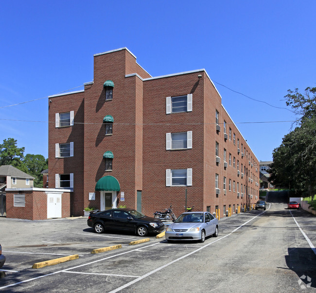 Foto del edificio - College Plaza