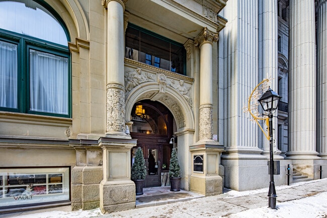 Entrance - 275 Saint-Jacques