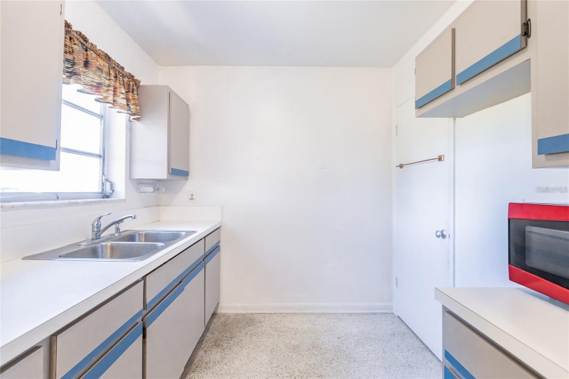 Foto del edificio - 21307 Gladis Ave