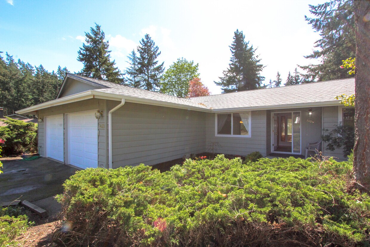 Primary Photo - Beautiful Spacious Rambler in Kirkland! Gl...